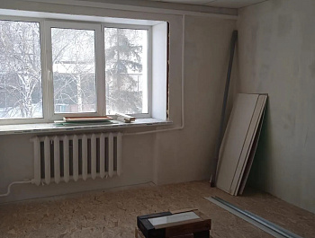  В центральной гостинице с. Родино продолжаются работы по капитальному ремонту здания