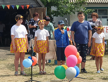 В с. Кочки завершен проект поддержки местных инициатив. Торжественное открытие отремонтированной дороги по ул. Кирова и ул. Ленина состоялось на этой неделе. Протяженность участков составила 1 км. 