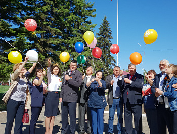   Сегодня поздравления с юбилеем принимает заместитель главы администрации района по социальным вопросам, председатель  комитета по культуре, спорту и молодежной политике Родинского района Наталья Удовиченко.
