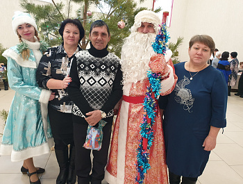 Накануне Нового года в районном Доме культуры состоялась встреча главы района Сергея Катаманова с семьями мобилизованных и военнослужащих, принимающих участие в специальной военной операции, и родителями погибших при выполнении воинского долга