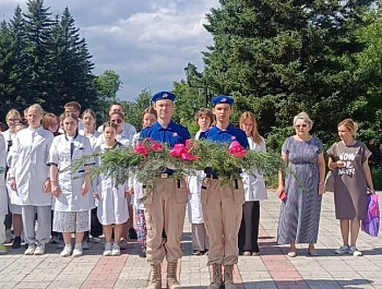 В Родинском районе прошла традиционная патриотическая акция «Свеча Памяти», объединившая сердца и души людей, стремящихся сохранить память о подвиге героев