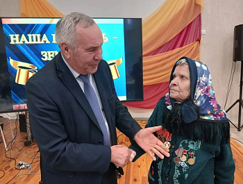 По сложившейся традиции в Администрации Родинского района в конце года проводятся поздравления-чествования разных категорий граждан