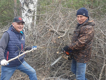 В рамках реализации межпоселенческого проекта неравнодушные жители района вышли на массовый субботник в елочный массив