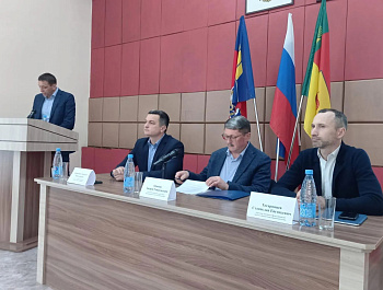 В Родинском районе с рабочим визитом побывали Уполномоченный по защите прав предпринимателей в Алтайском крае Андрей Осипов, директор Алтайского фонда развития малого и среднего предпринимательства Станислав Татаринцев