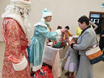 Накануне Нового года в районном Доме культуры состоялась встреча главы района Сергея Катаманова с семьями мобилизованных и военнослужащих, принимающих участие в специальной военной операции, и родителями погибших при выполнении воинского долга