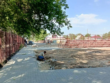 Продолжаются ремонтные работы на стадионе "УРОЖАЙ". Своевременная доставка и разгрузка необходимых материалов дают возможность качественно и в срок выполнить запланированное