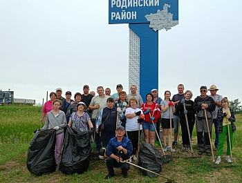 Работники администрации Родинского района и краевых учреждений приняли участие в субботнике на объектах ППМИ, реализованных в 2023 - 2024 годах. 